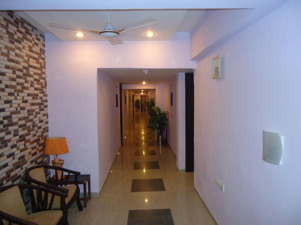 Hotel Maan Residency Satellite Road 阿穆达巴 外观 照片