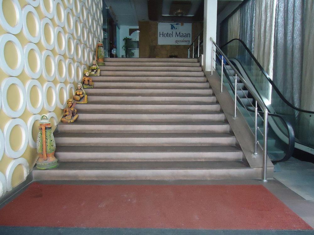 Hotel Maan Residency Satellite Road 阿穆达巴 外观 照片