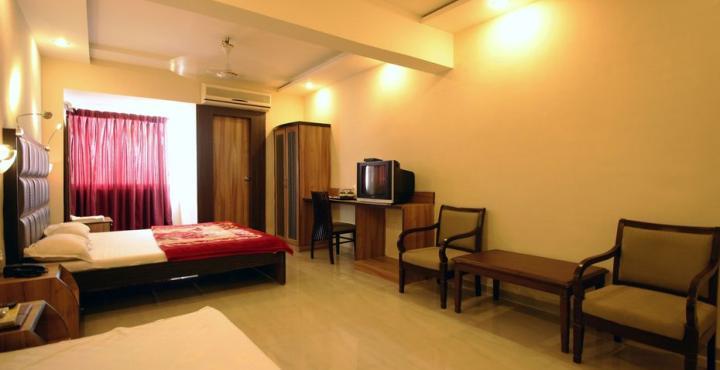 Hotel Maan Residency Satellite Road 阿穆达巴 外观 照片