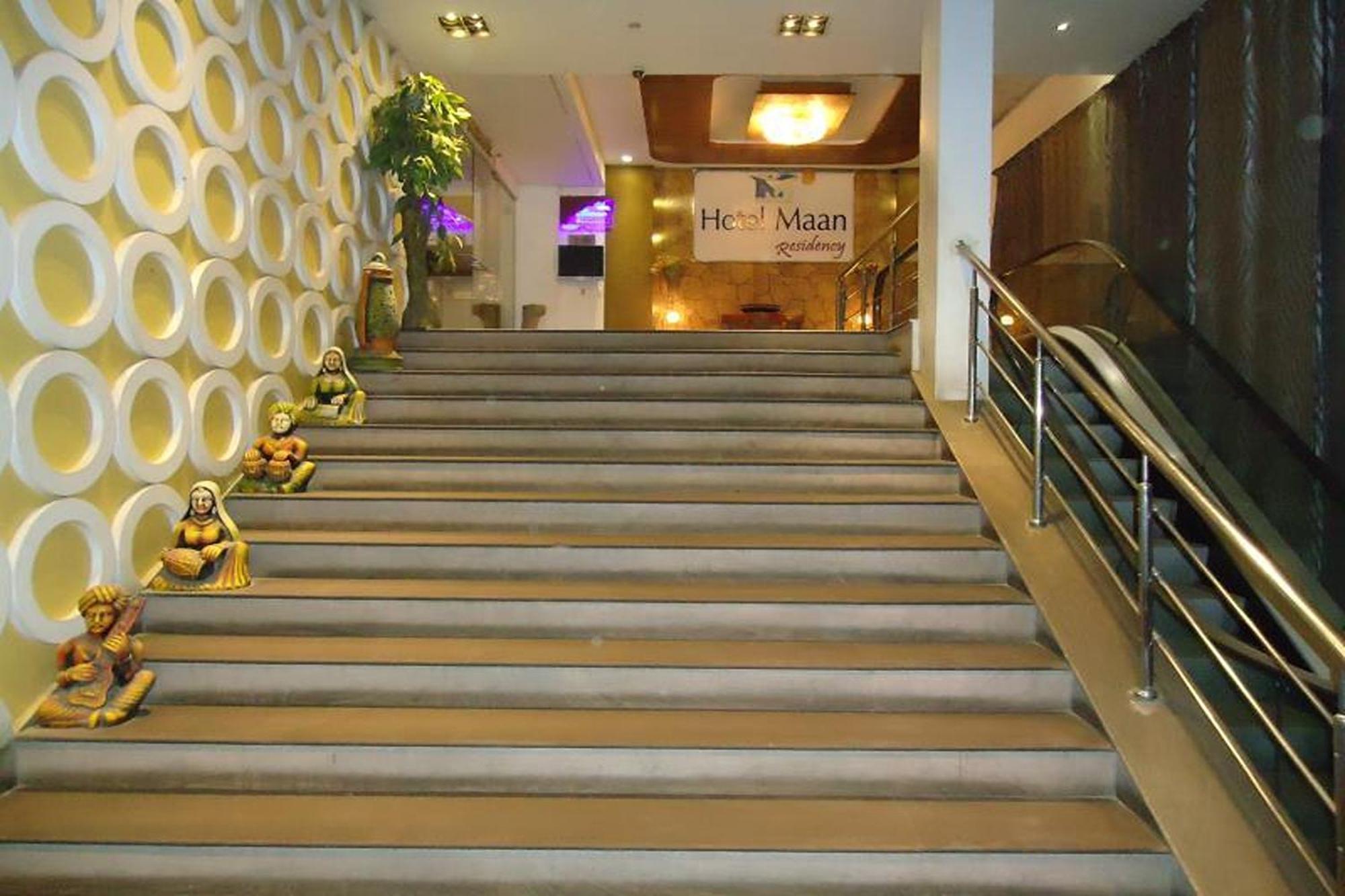 Hotel Maan Residency Satellite Road 阿穆达巴 外观 照片