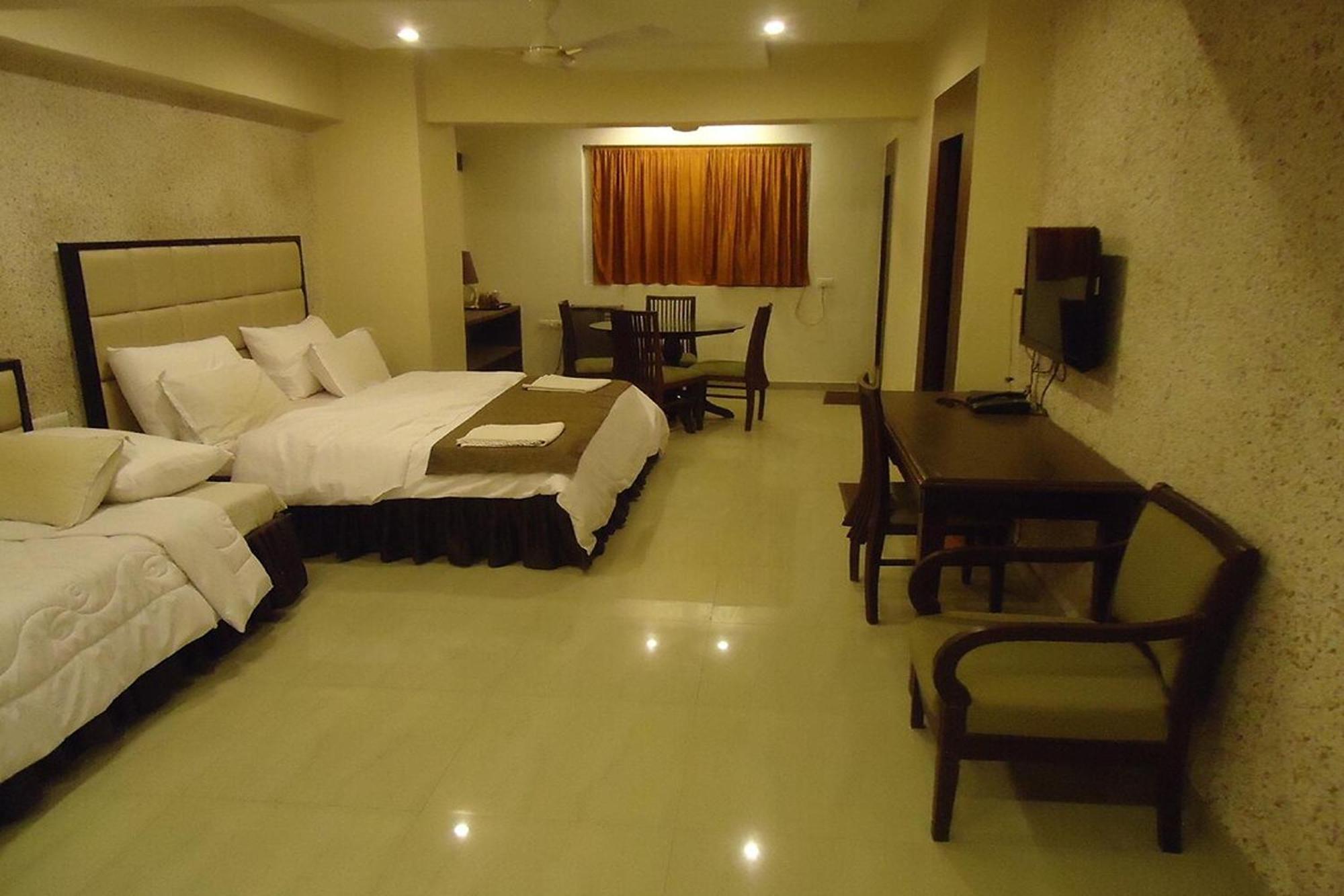 Hotel Maan Residency Satellite Road 阿穆达巴 外观 照片