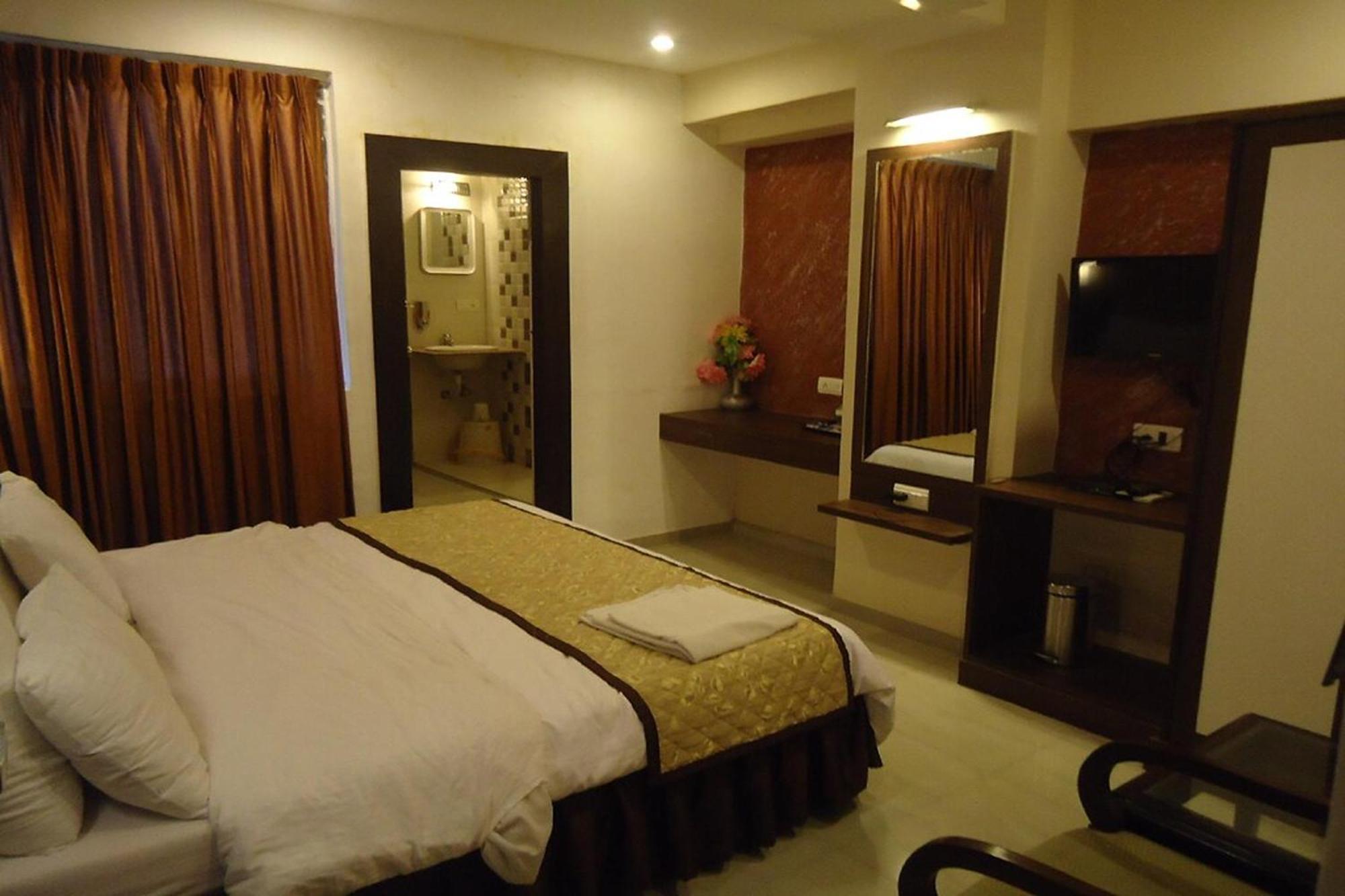 Hotel Maan Residency Satellite Road 阿穆达巴 外观 照片