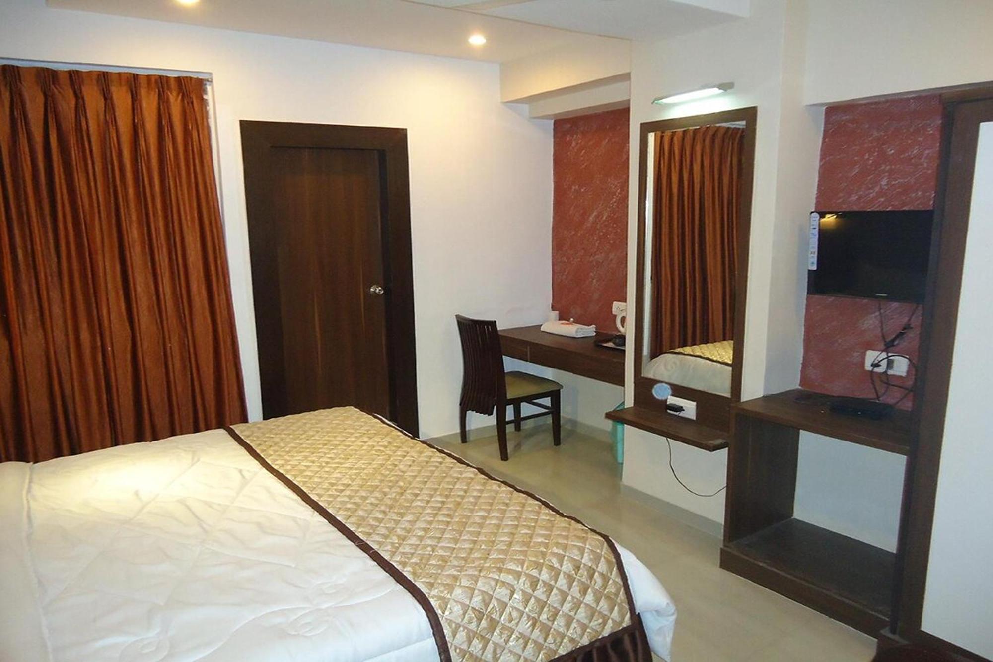 Hotel Maan Residency Satellite Road 阿穆达巴 外观 照片