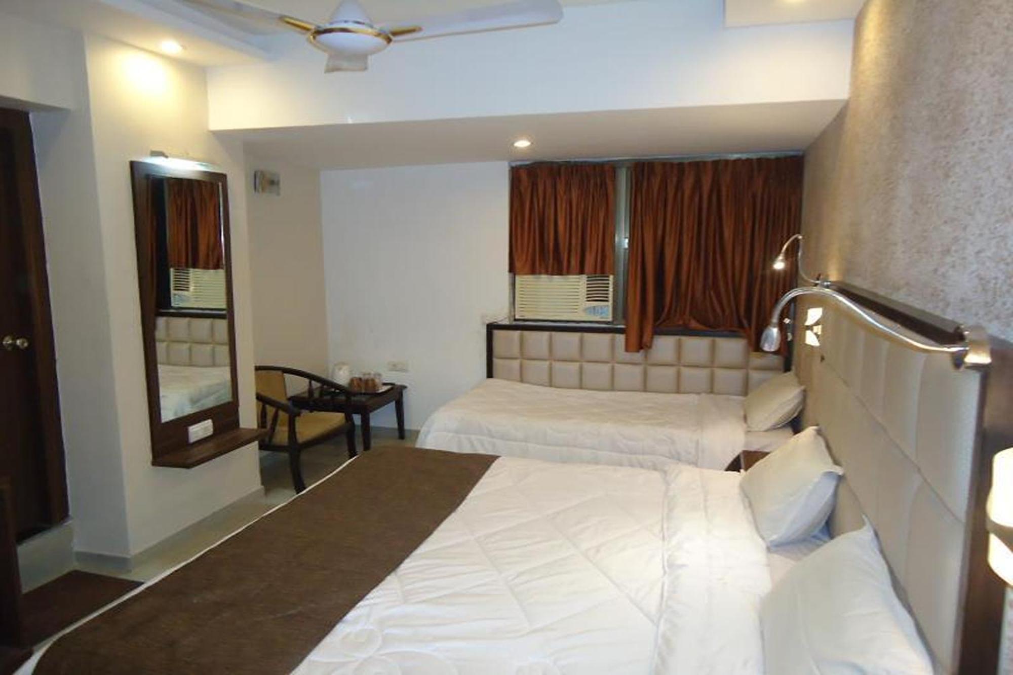 Hotel Maan Residency Satellite Road 阿穆达巴 外观 照片