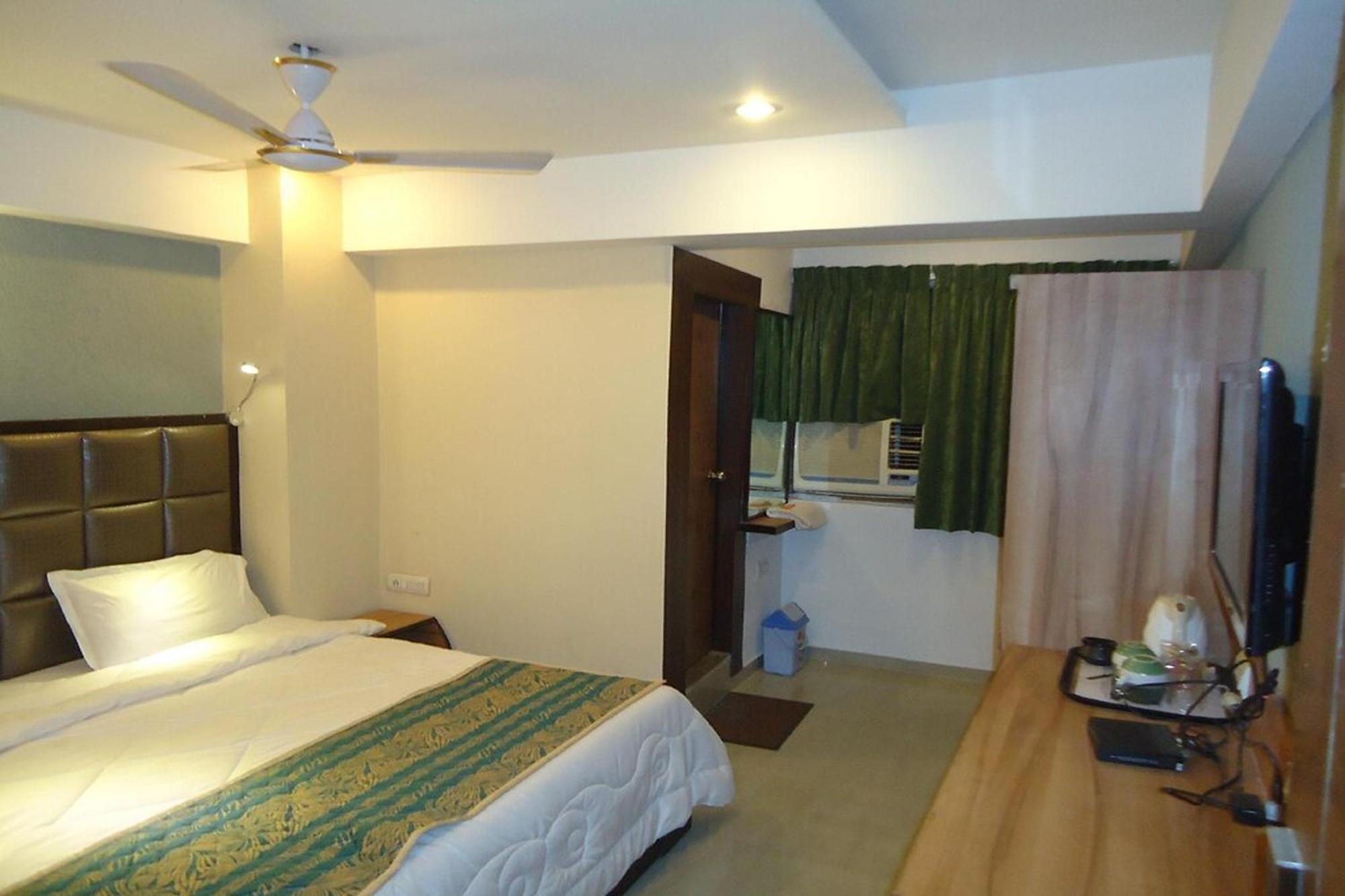 Hotel Maan Residency Satellite Road 阿穆达巴 外观 照片