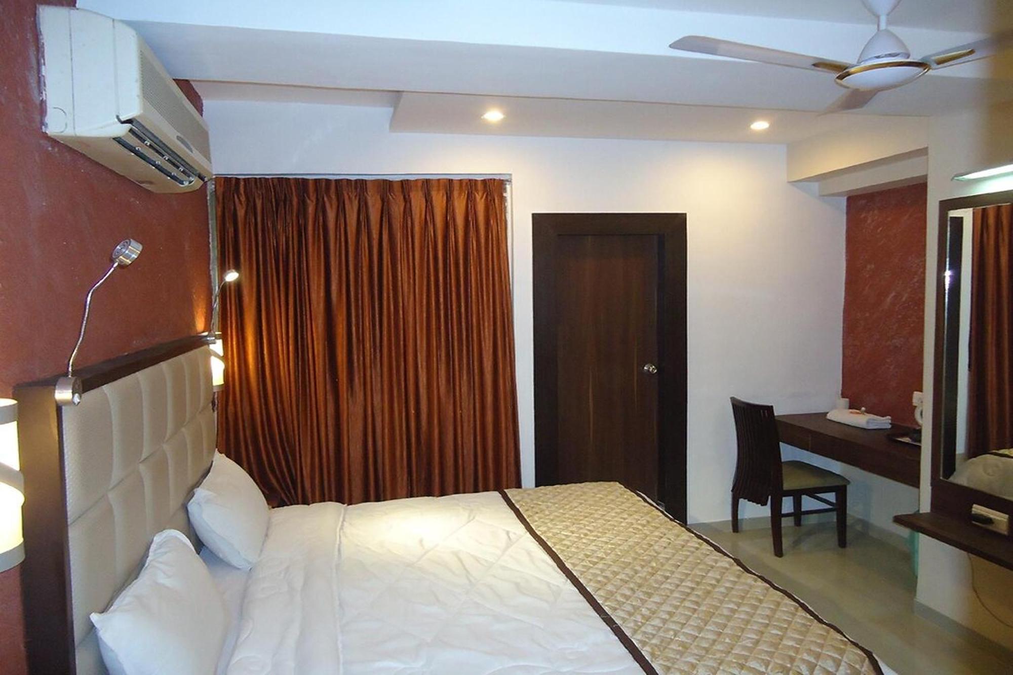 Hotel Maan Residency Satellite Road 阿穆达巴 外观 照片