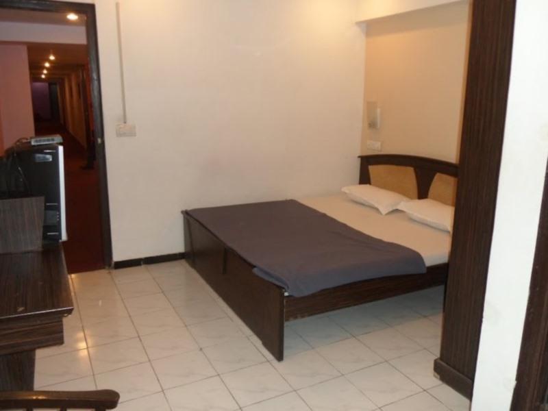 Hotel Maan Residency Satellite Road 阿穆达巴 外观 照片