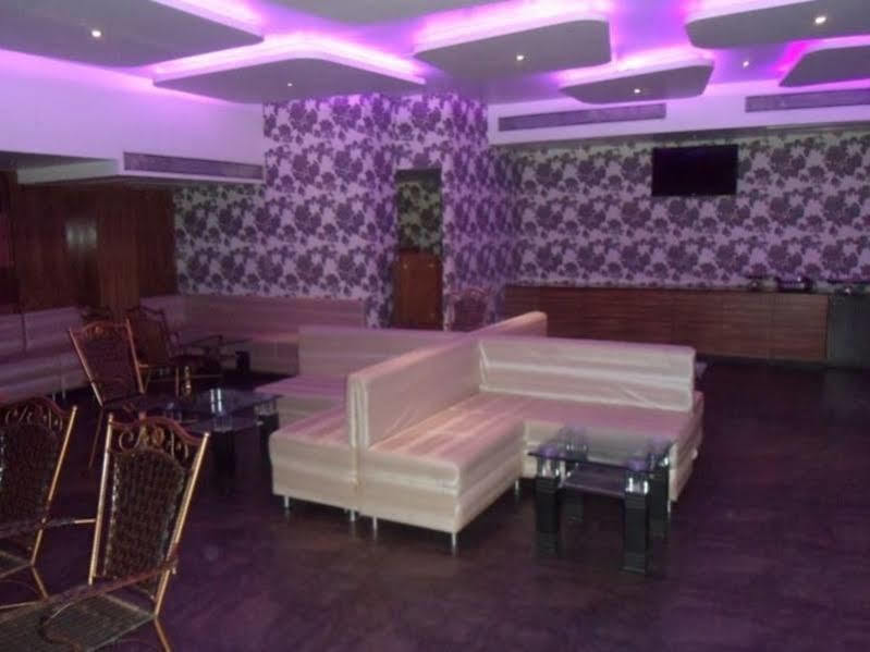 Hotel Maan Residency Satellite Road 阿穆达巴 外观 照片