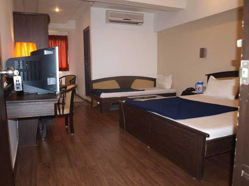 Hotel Maan Residency Satellite Road 阿穆达巴 外观 照片
