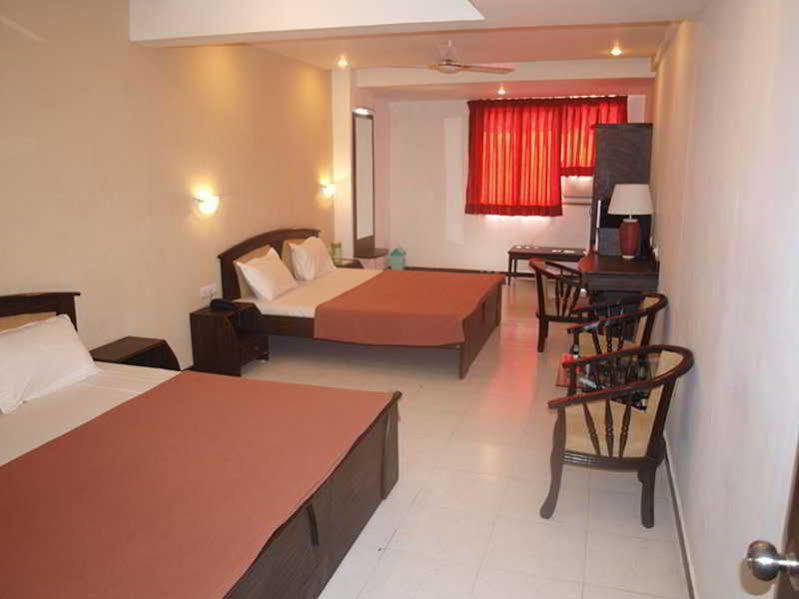 Hotel Maan Residency Satellite Road 阿穆达巴 外观 照片