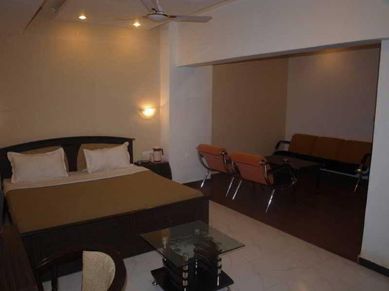 Hotel Maan Residency Satellite Road 阿穆达巴 外观 照片