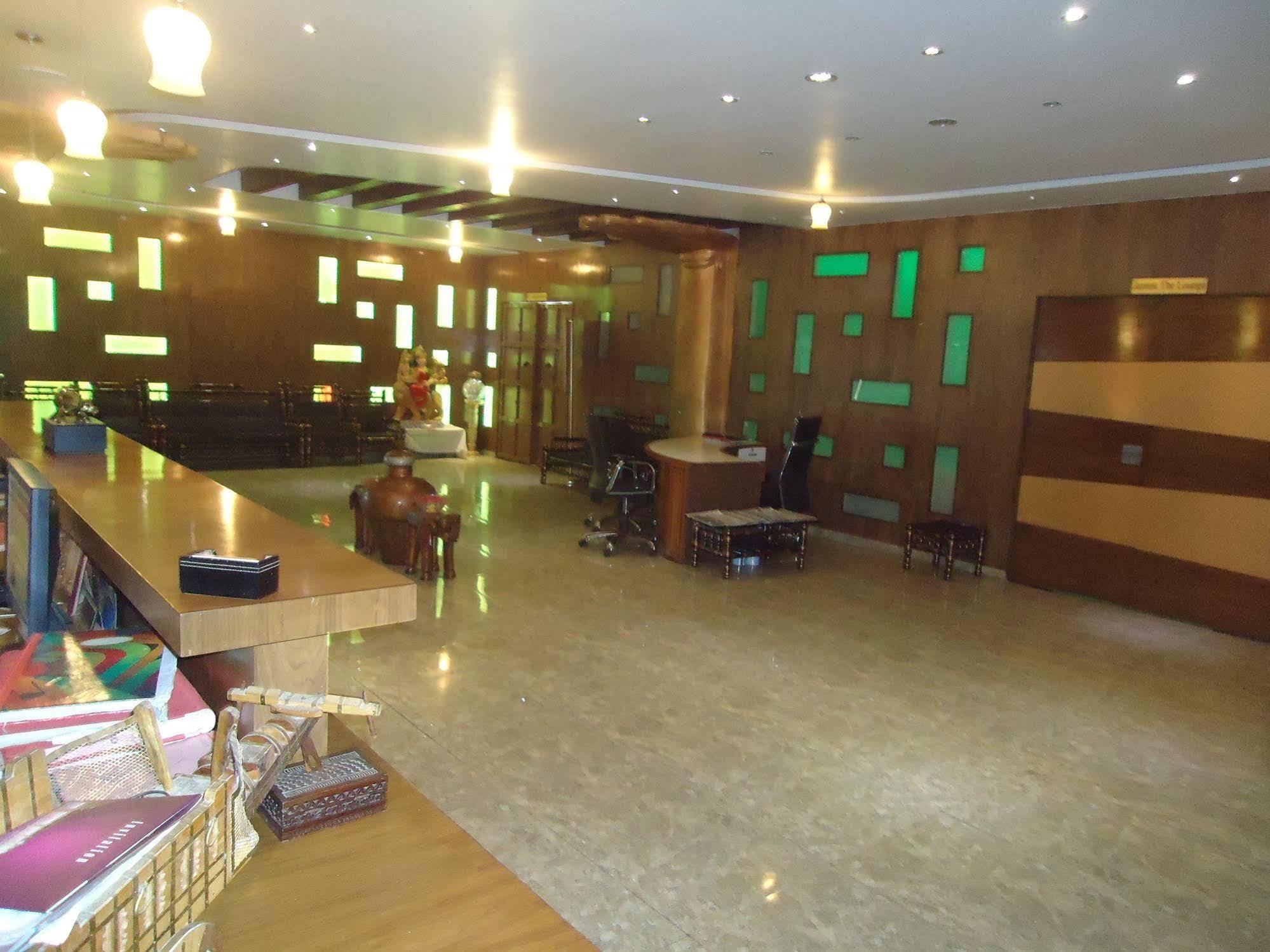 Hotel Maan Residency Satellite Road 阿穆达巴 外观 照片