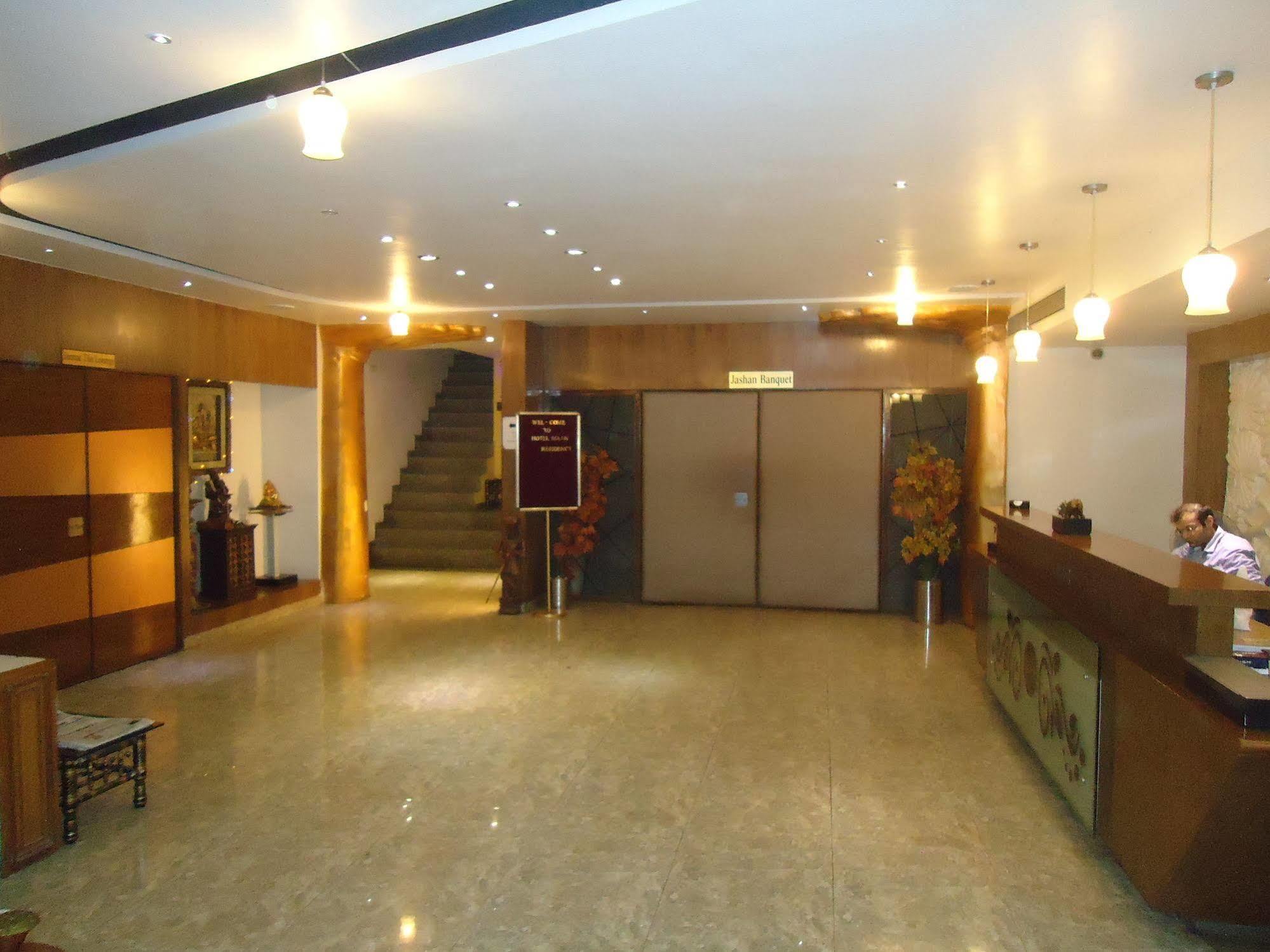 Hotel Maan Residency Satellite Road 阿穆达巴 外观 照片