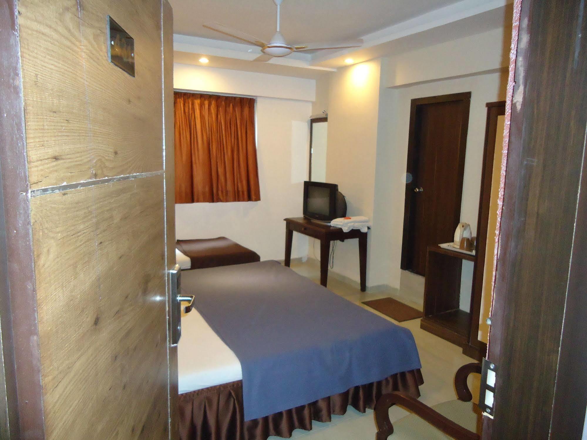 Hotel Maan Residency Satellite Road 阿穆达巴 外观 照片