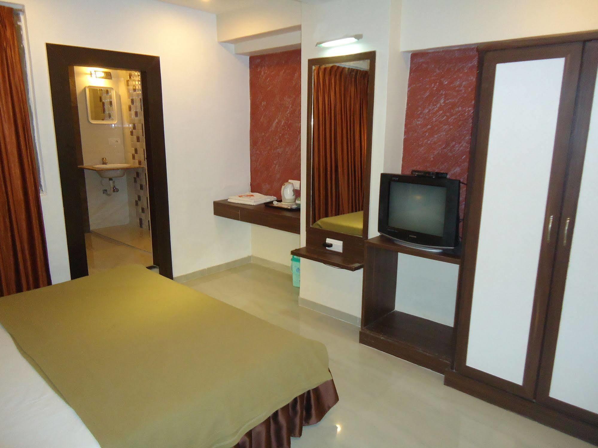 Hotel Maan Residency Satellite Road 阿穆达巴 外观 照片