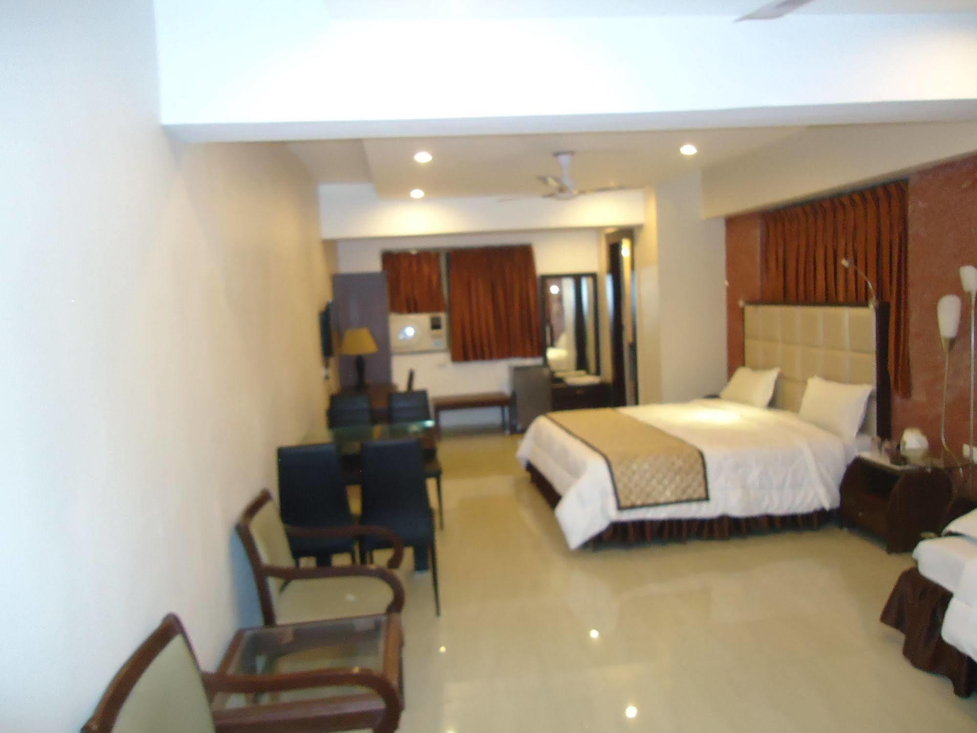Hotel Maan Residency Satellite Road 阿穆达巴 外观 照片