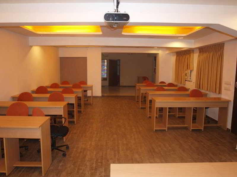 Hotel Maan Residency Satellite Road 阿穆达巴 外观 照片
