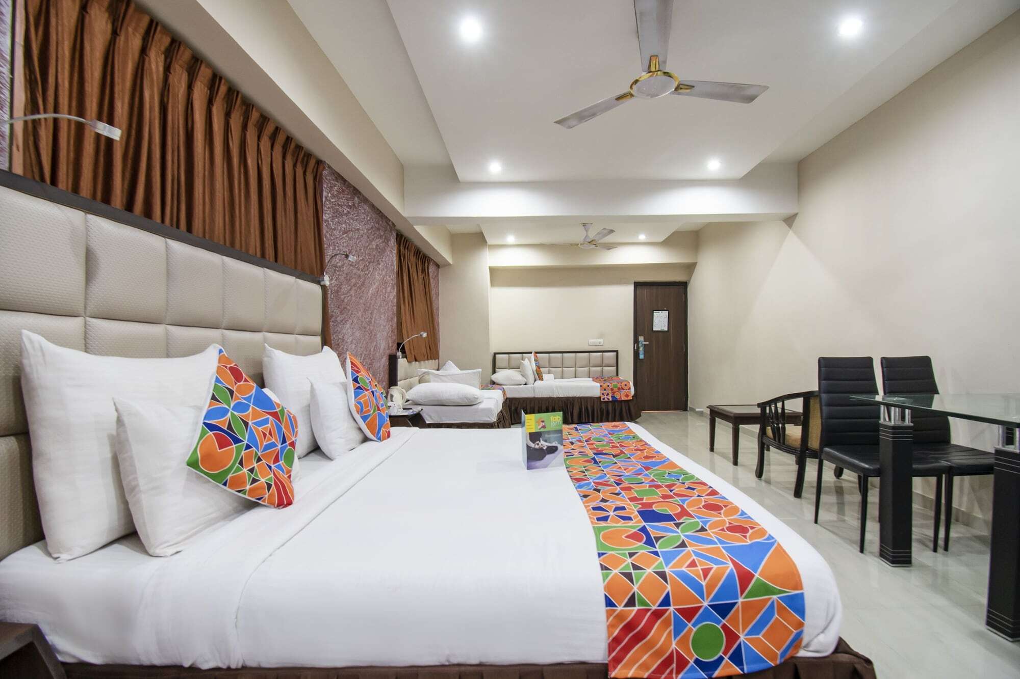 Hotel Maan Residency Satellite Road 阿穆达巴 外观 照片