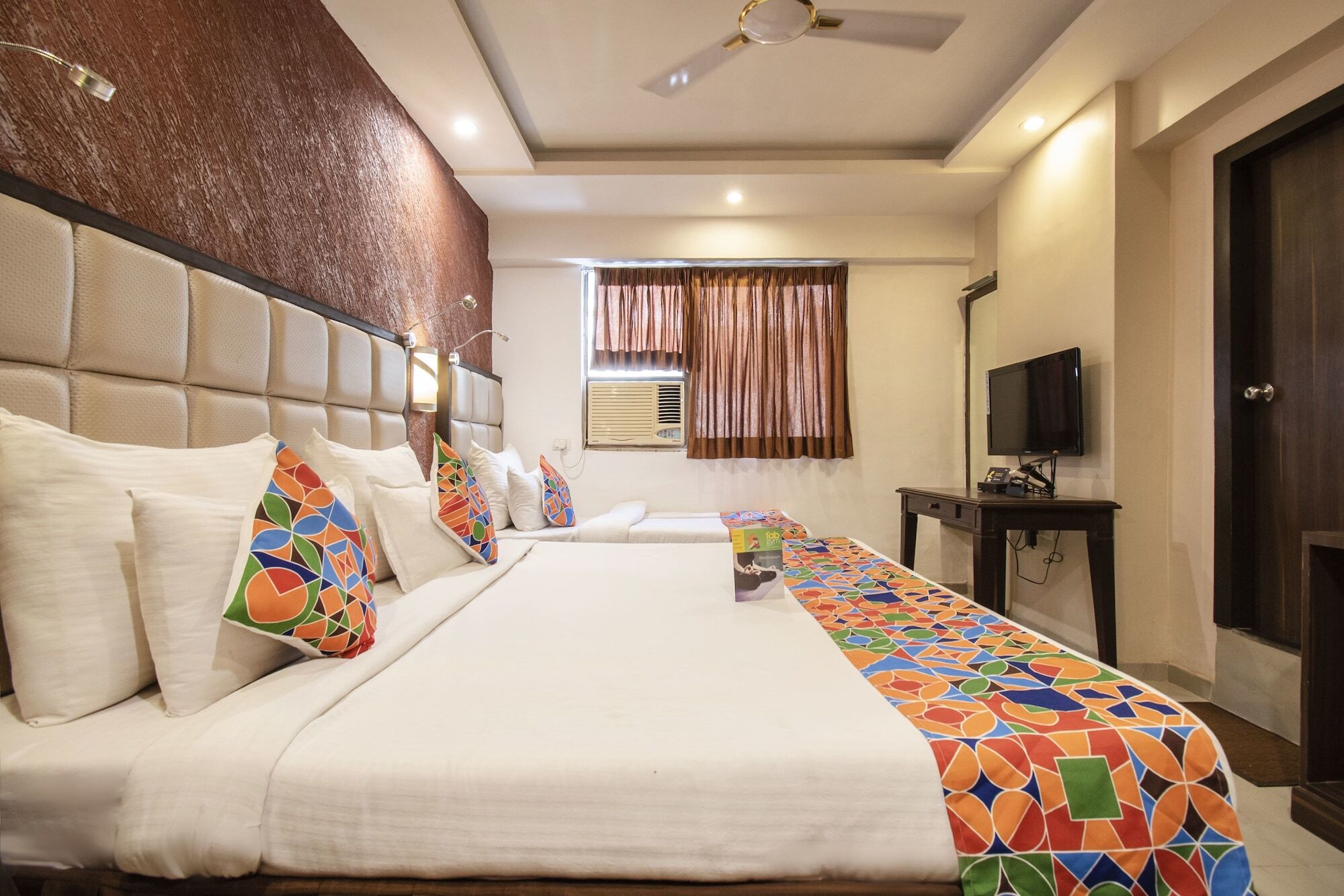 Hotel Maan Residency Satellite Road 阿穆达巴 外观 照片
